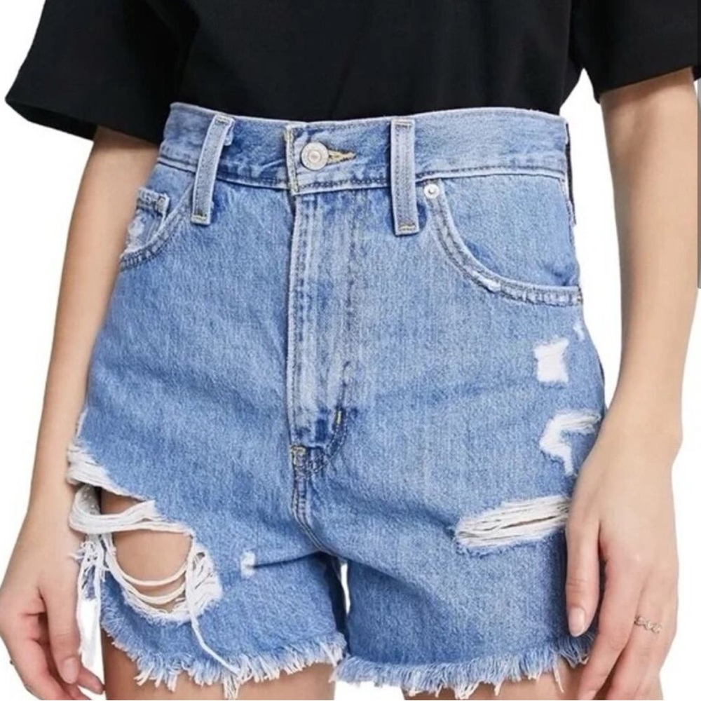 Levi's Blue High Waisted Mom Short Jean
Distressed with Raw Hem Sz 29